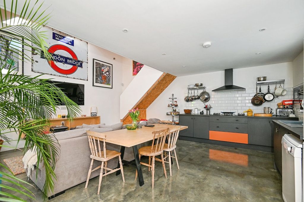 Property photo 2 of 27