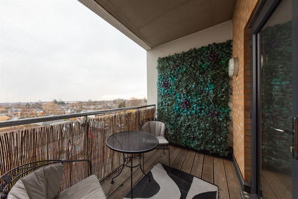 Property photo 3 of 19 Thornbury Way, E17
