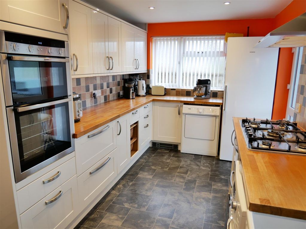 Property photo 2 of 24 Fitted Kitchen