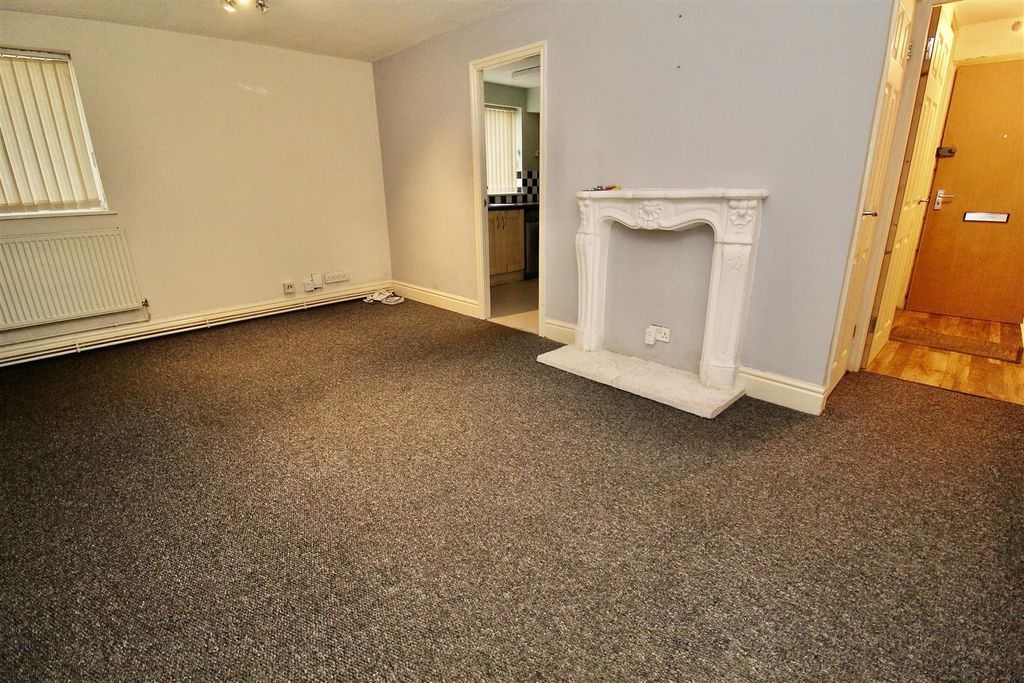 Property photo 3 of 7 Entrance Hallway