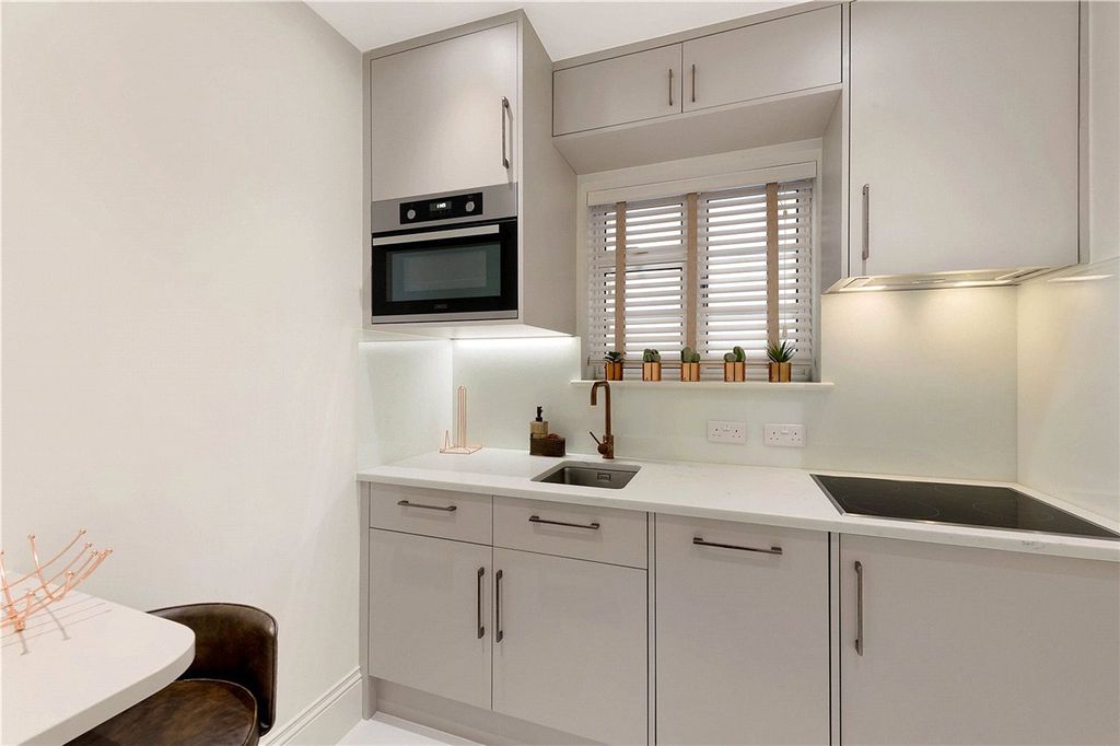 Property photo 3 of 10 Kitchen