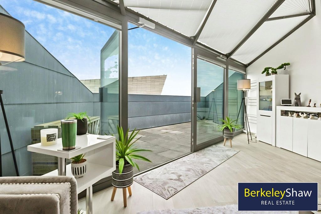 Property photo 3 of 20 Living/Dining Area (2)