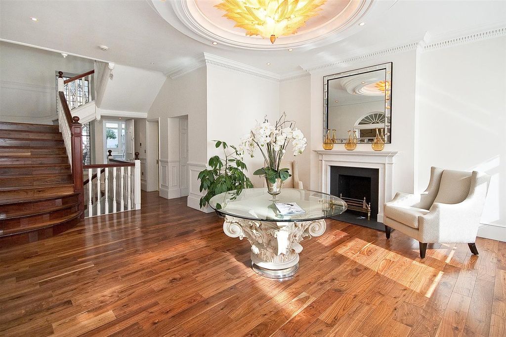 Property photo 3 of 18 Entrance Hall
