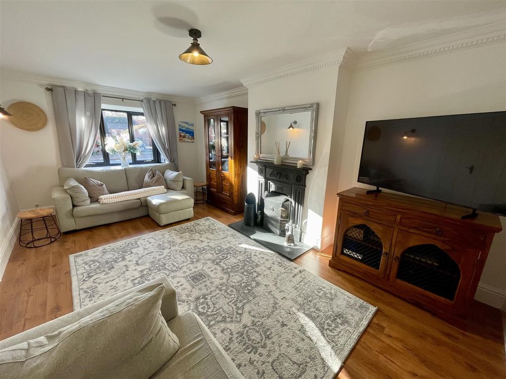 Property photo 2 of 16 Lounge