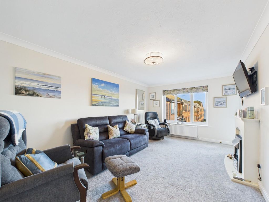 Property photo 3 of 17 Lounge