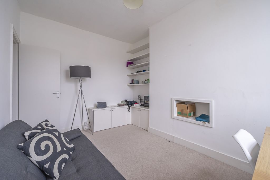 Property photo 2 of 13 Warwick-Way-004