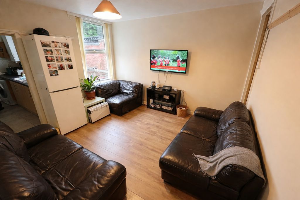 Property photo 2 of 9 Photo 8