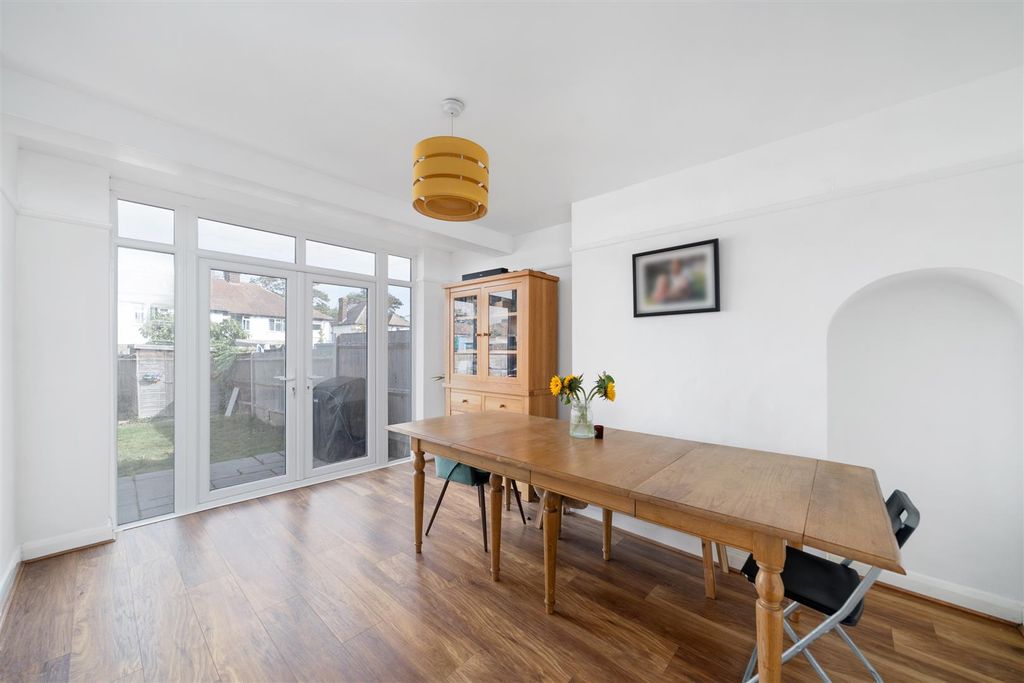 Property photo 3 of 12 Cardinal Avenue Sm4.