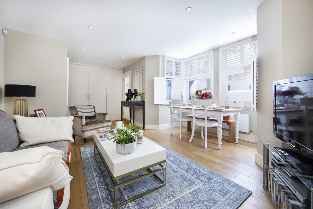 Property photo 1 of 10 Sales Hammersmith Westwick Gardens - Reception.Jpg