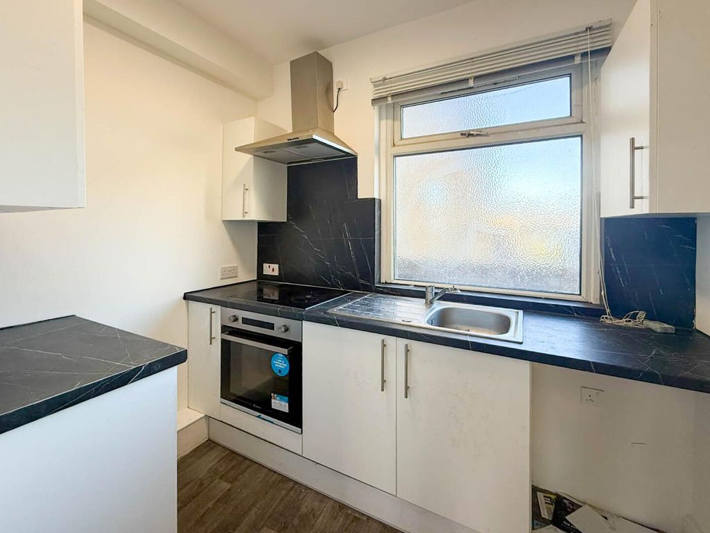 Property photo 2 of 7 Kitchen
