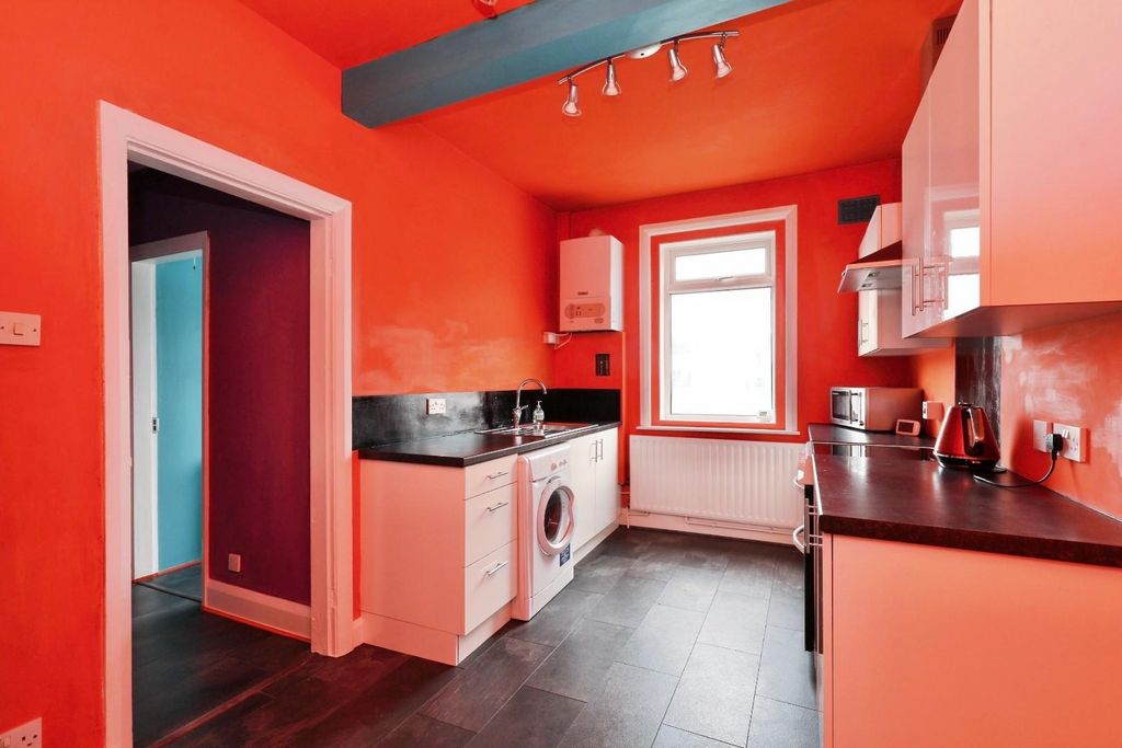 Property photo 3 of 25 Kitchen