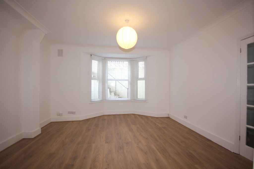 Property photo 2 of 12 Lounge