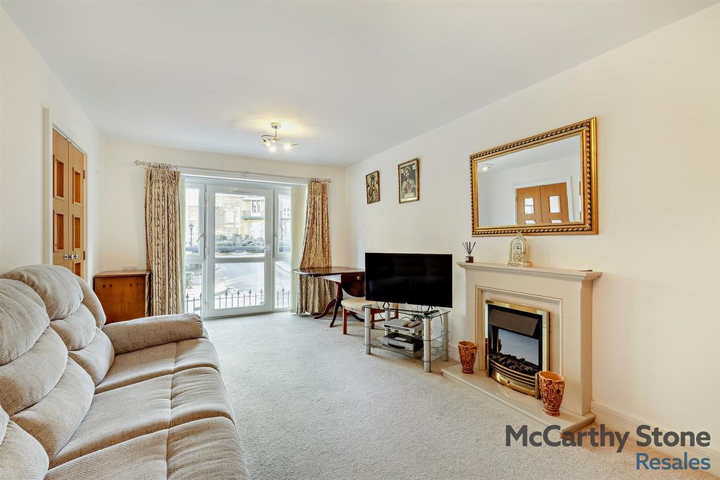 Property photo 3 of 10 8674443-Interior03-800.Jpg