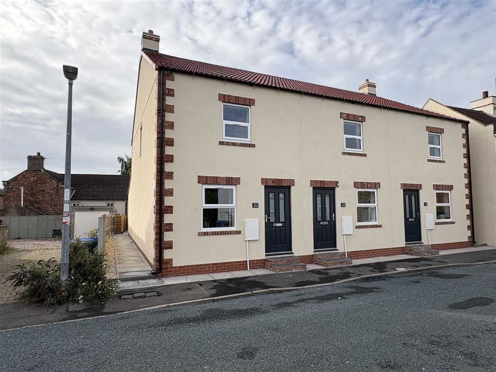 Property photo 1 of 13 Charming Modern Terraced Home With Fresh Facade...