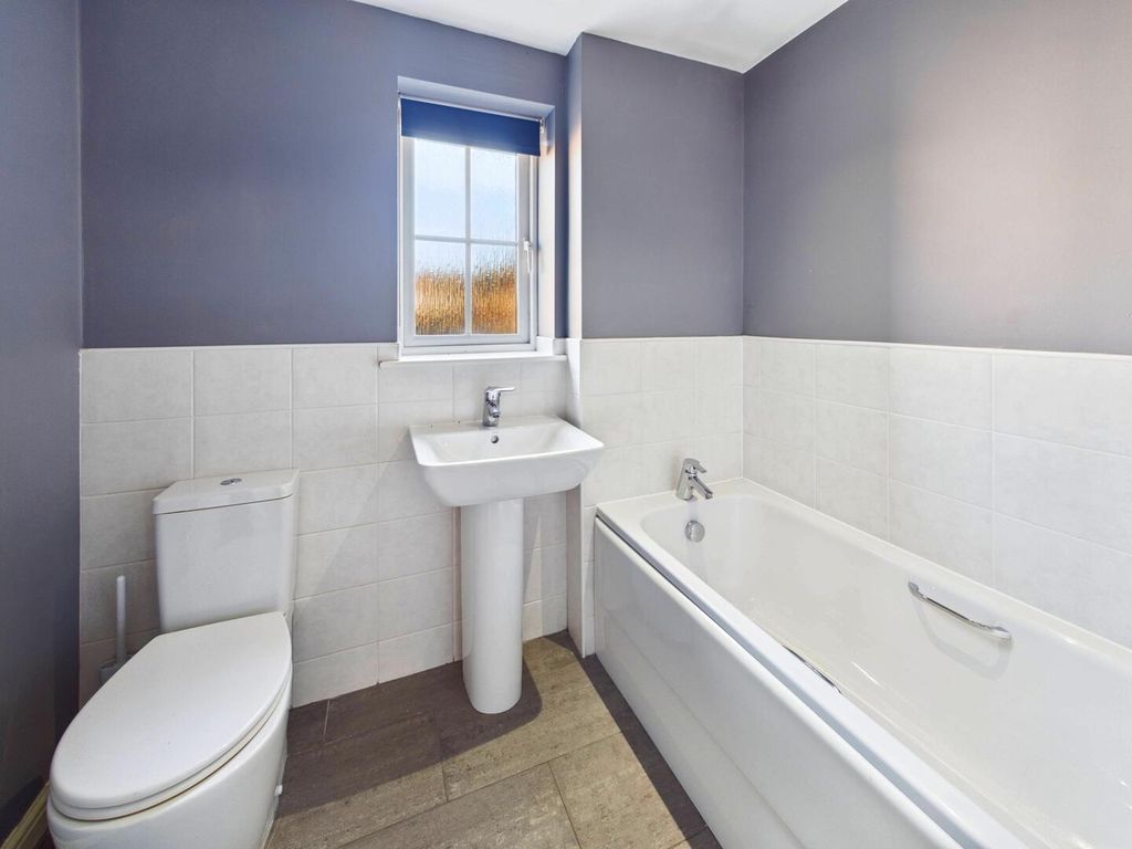 Property photo 3 of 17 Bathroom