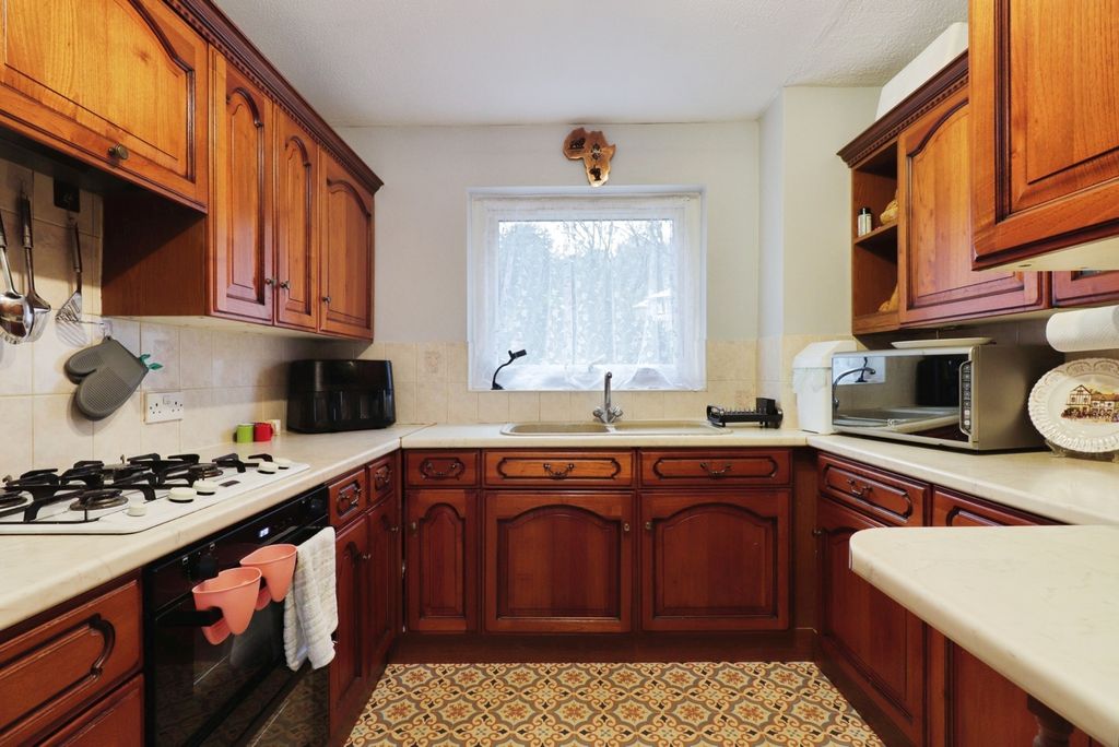 Property photo 3 of 11 Kitchen