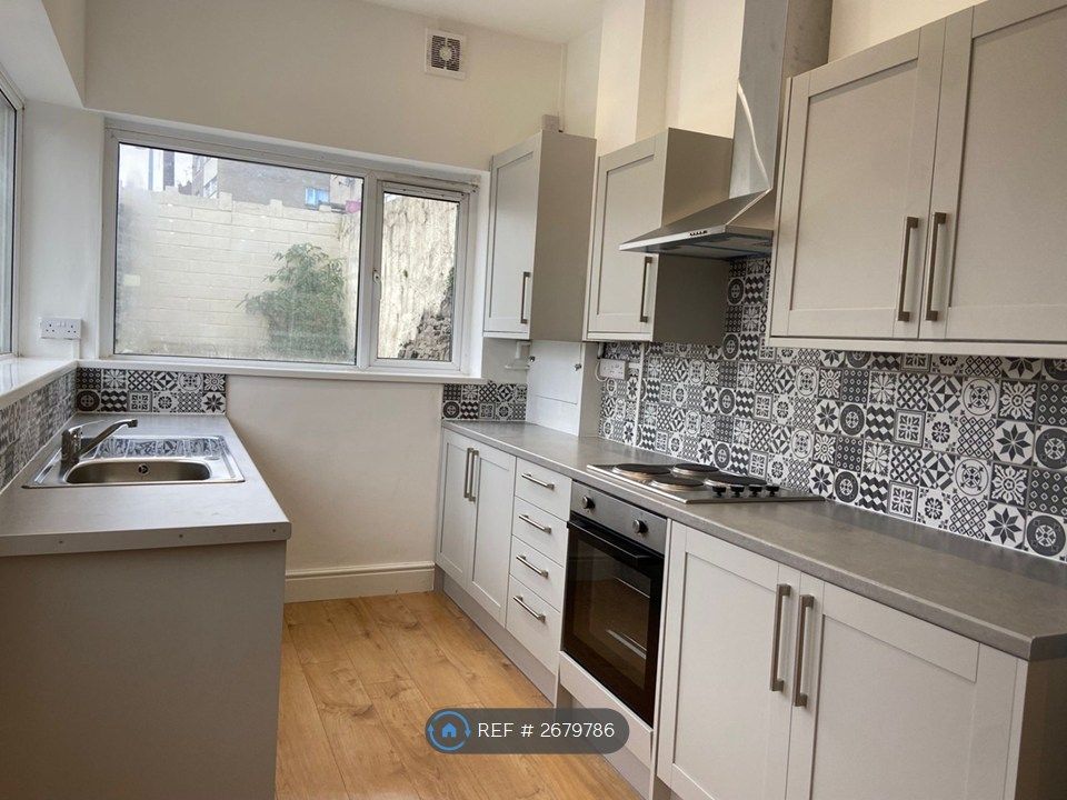 Property photo 1 of 10 Kitchen