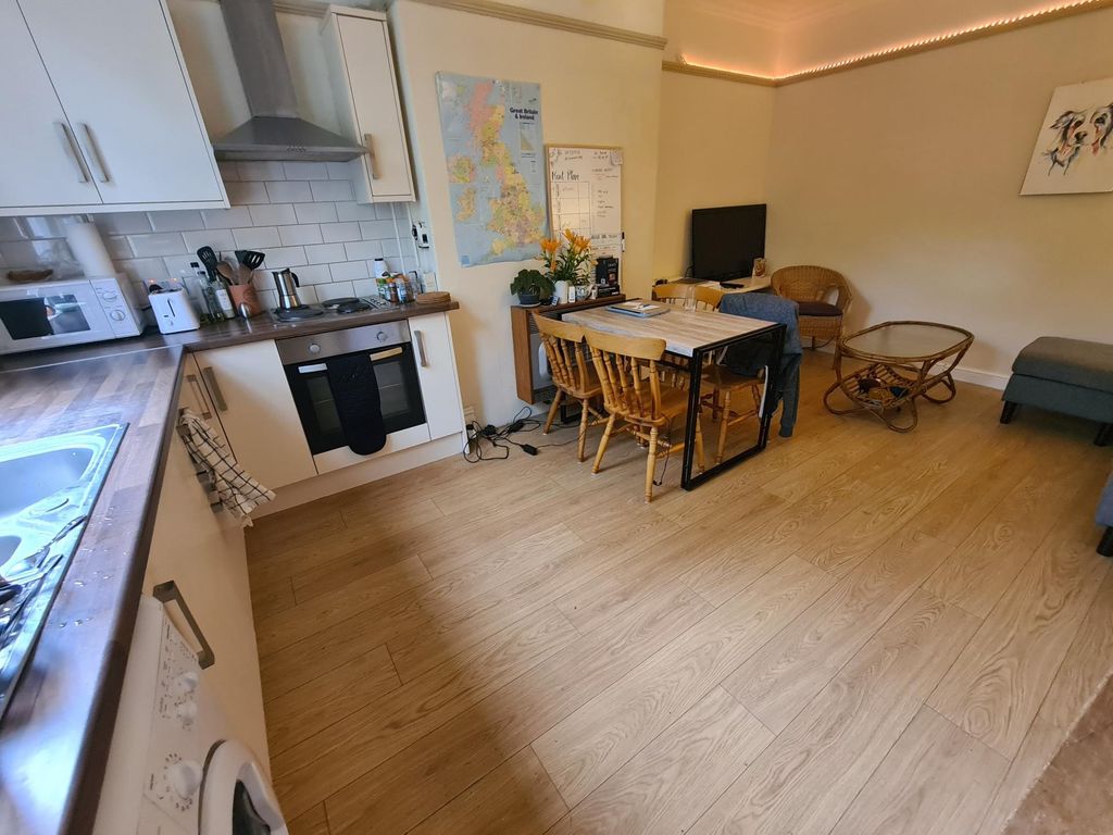 Property photo 3 of 9 Bright Open-Plan Kitchen With Modern Appliances, d...