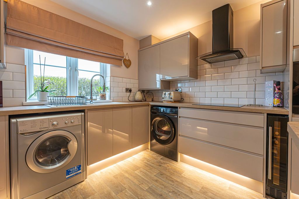 Property photo 3 of 33