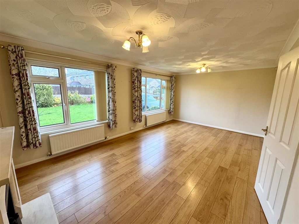 Property photo 3 of 17 Lounge