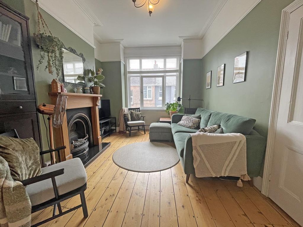 Property photo 2 of 18 Lydford Park Road 43 - Lounge Front.Jpg