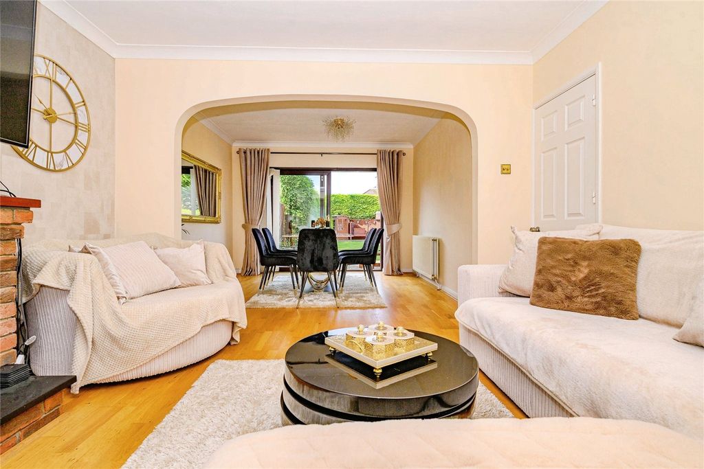 Property photo 3 of 19 Lounge