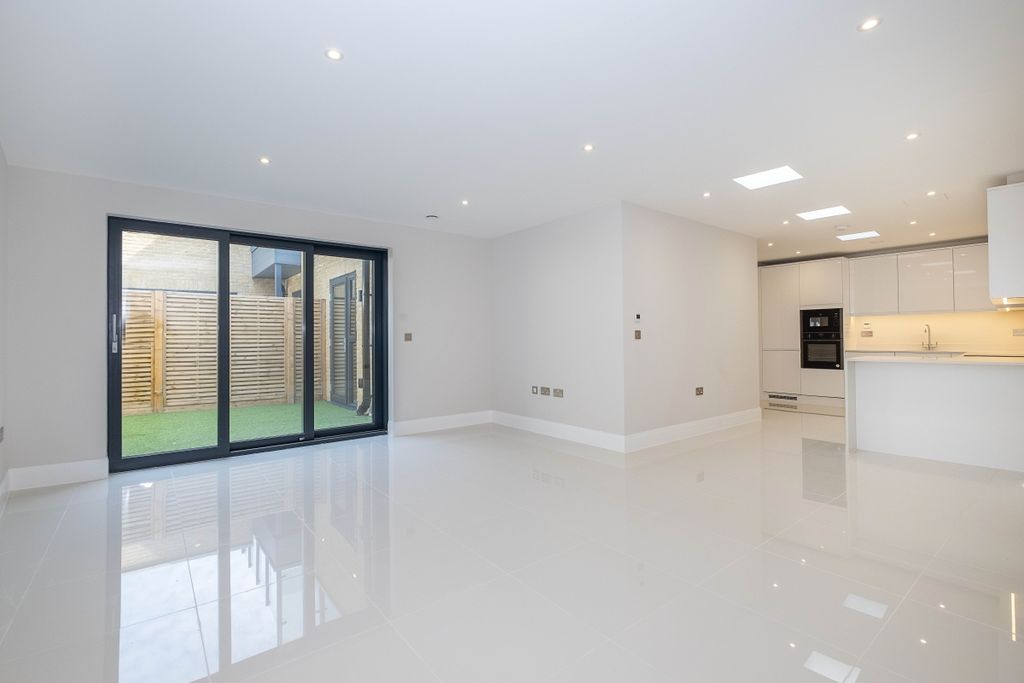 Property photo 3 of 10 1-207-Merton-Road...