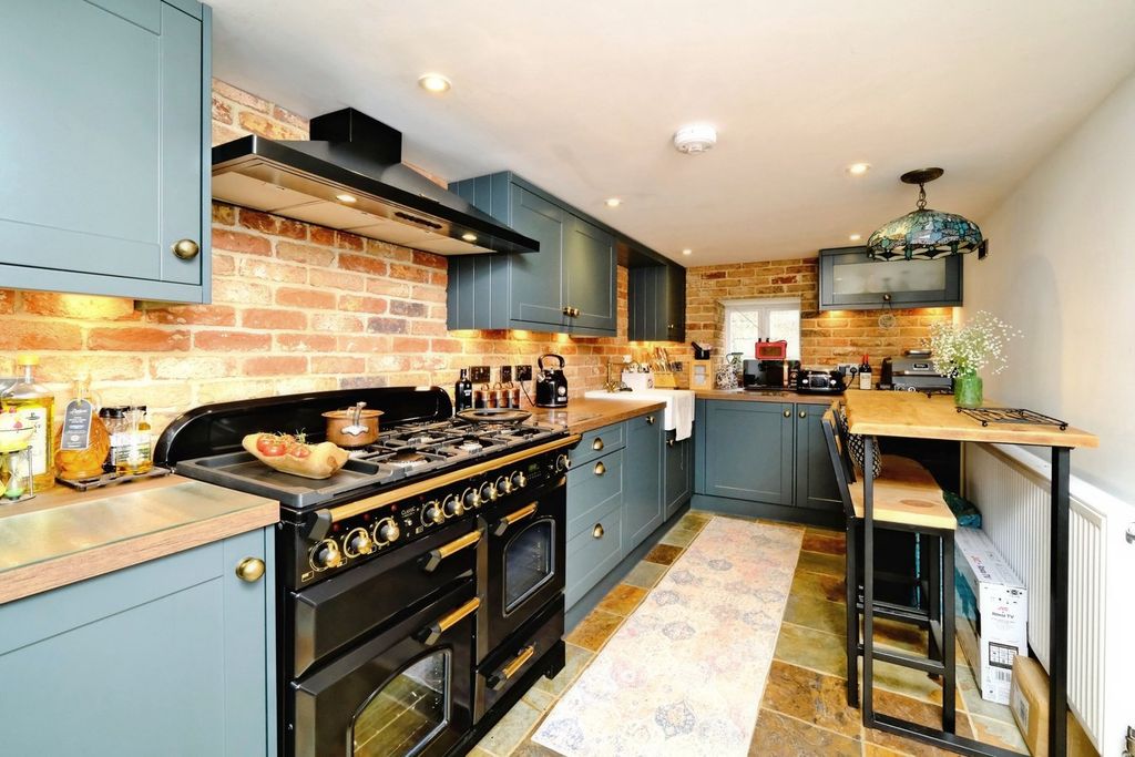 Property photo 2 of 31