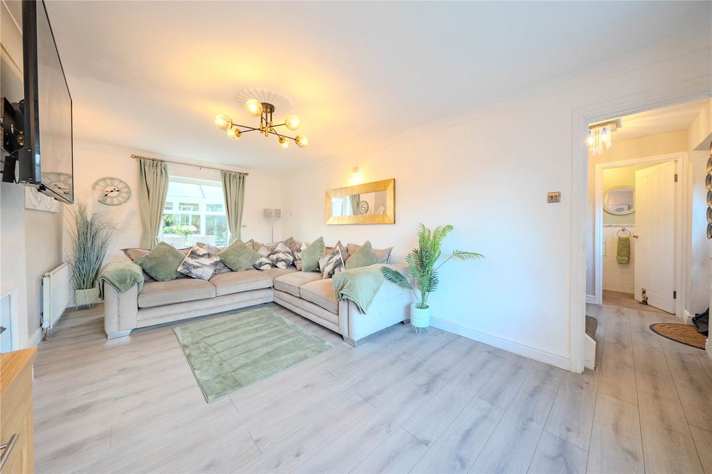 Property photo 3 of 15 Lounge