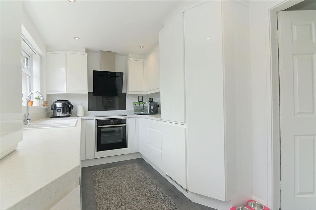 Property photo 3 of 21 Kitchen