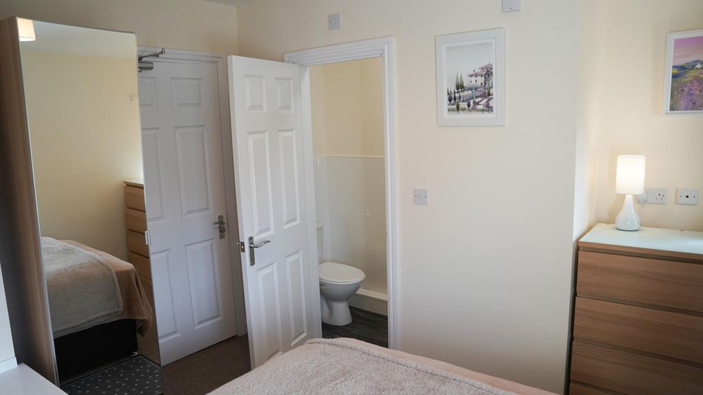 Property photo 3 of 9 Bedroom