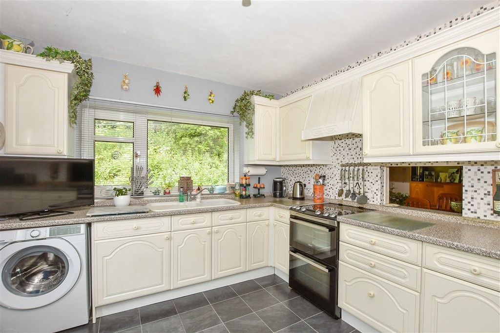 Property photo 3 of 19 Kitchen