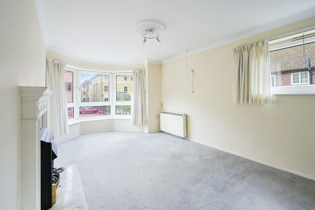 Property photo 3 of 13 Ashurst
