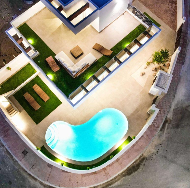 Property photo 2 of 25