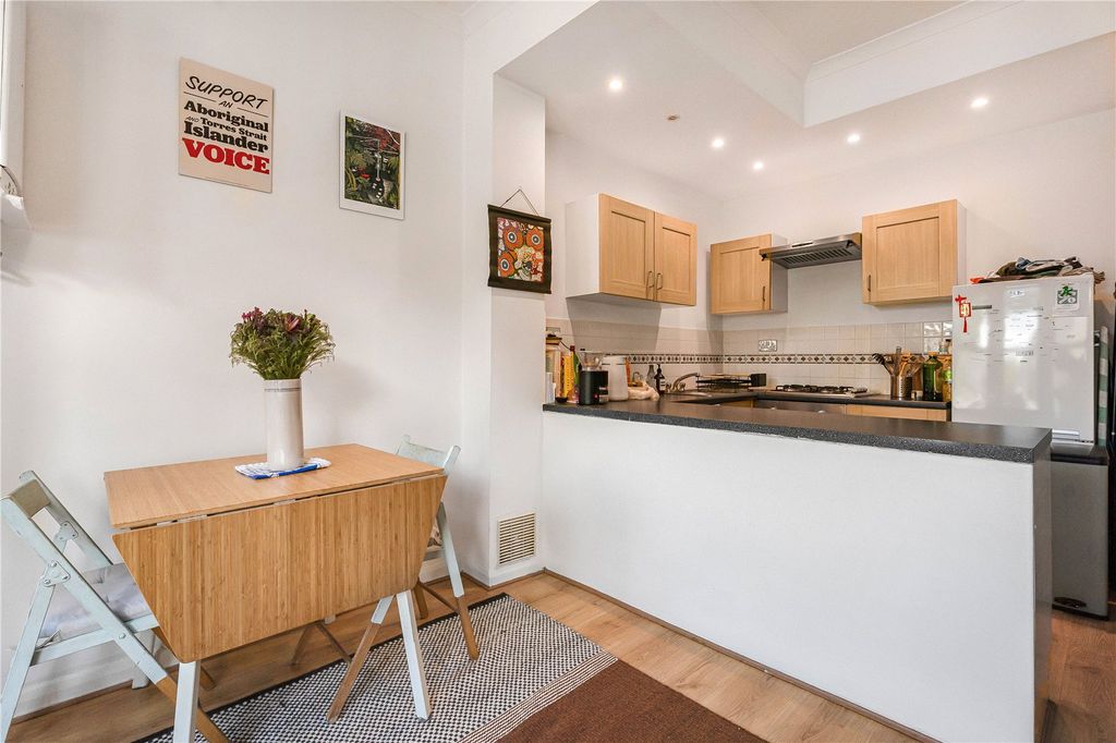 Property photo 3 of 16 Kitchen/Reception