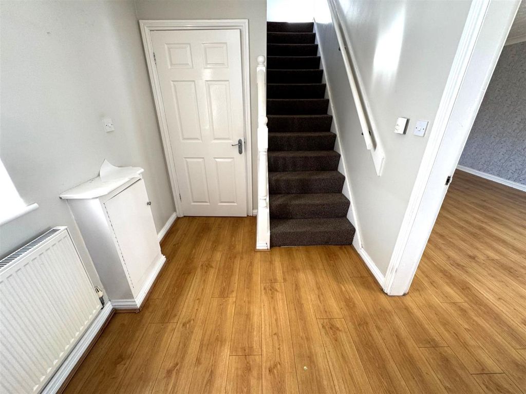 Property photo 2 of 13 Entrance Hall