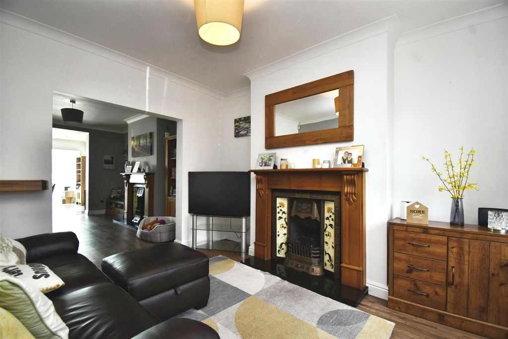 Property photo 2 of 14 Lounge