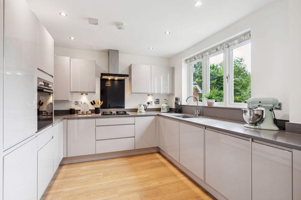 Property photo 3 of 16 Photo 6