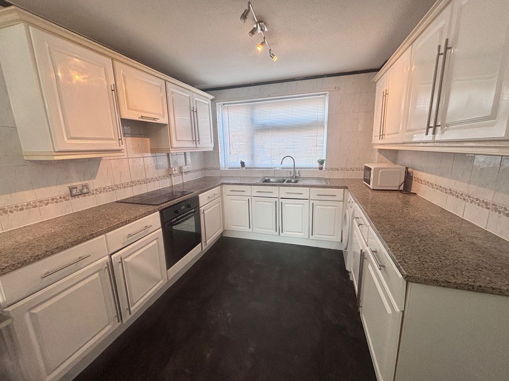 Property photo 2 of 11 Kitchen