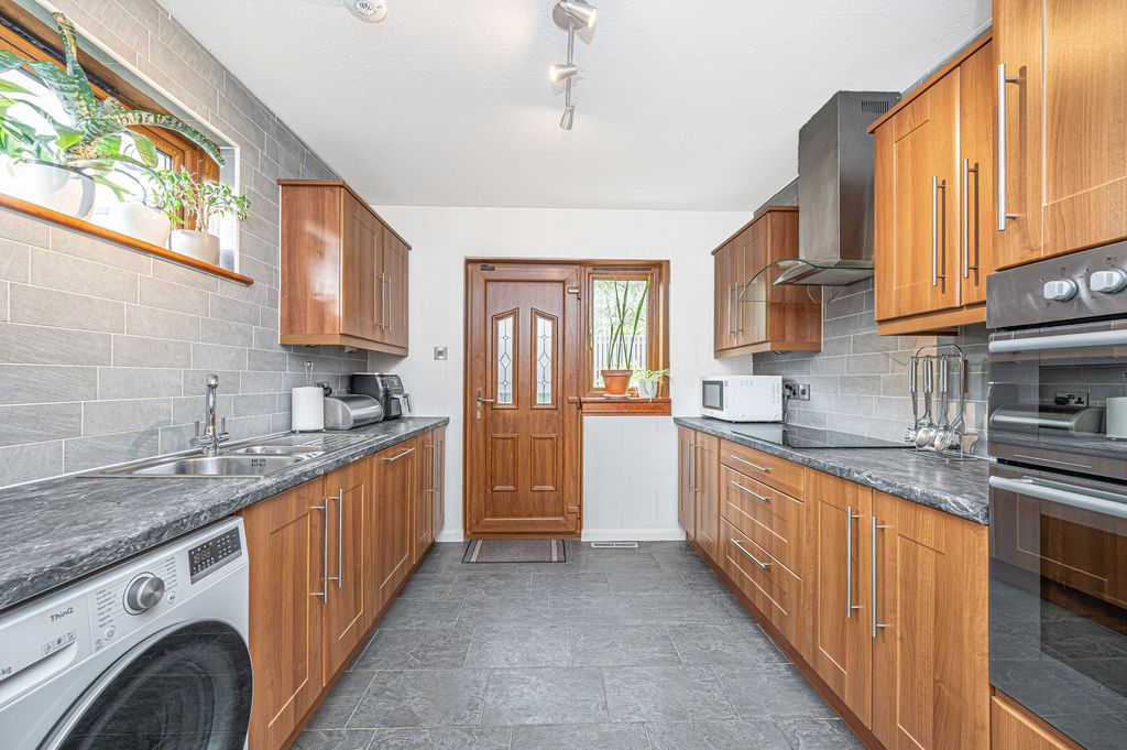Property photo 2 of 25 Kitchen