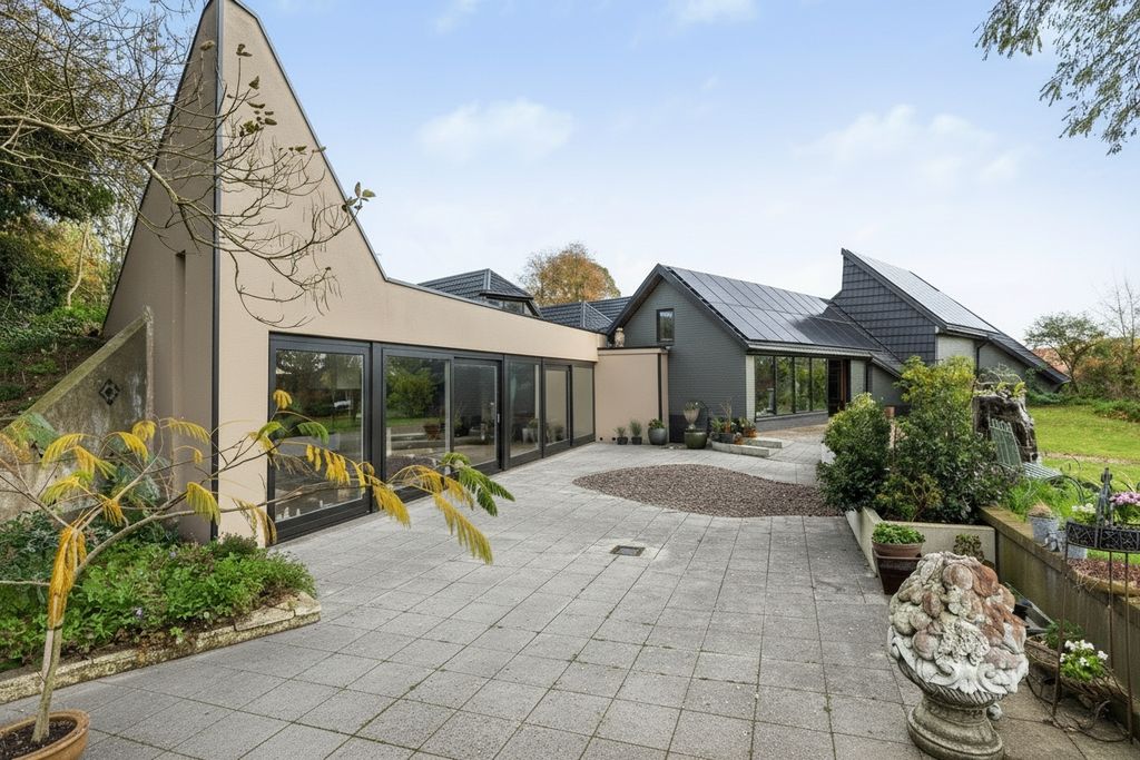 Property photo 3 of 100