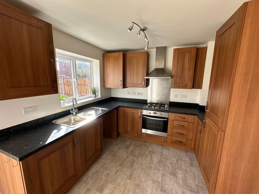 Property photo 3 of 10 Kitchen