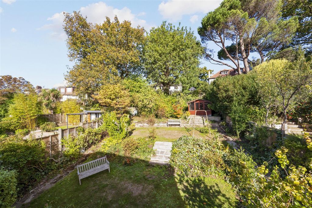 Property photo 2 of 14 8 Hunter Road,13.Jpg