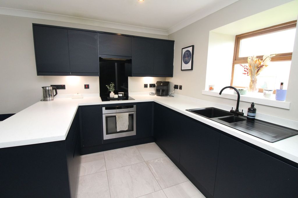 Property photo 2 of 28 Kitchen