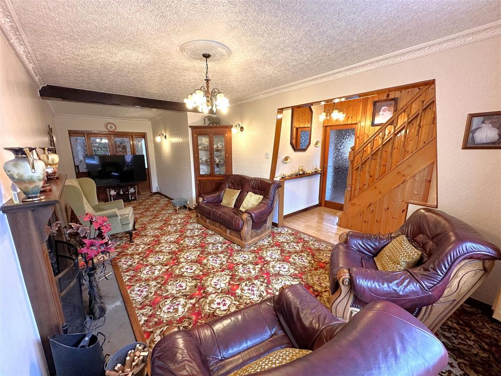 Property photo 2 of 29 Large Living Room 248