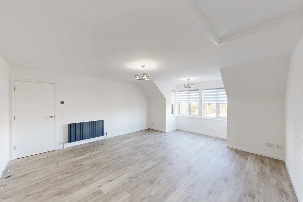 Property photo 2 of 16 Lounge.Png