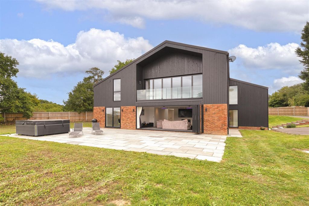 Property photo 2 of 44 Oakview44.Jpg