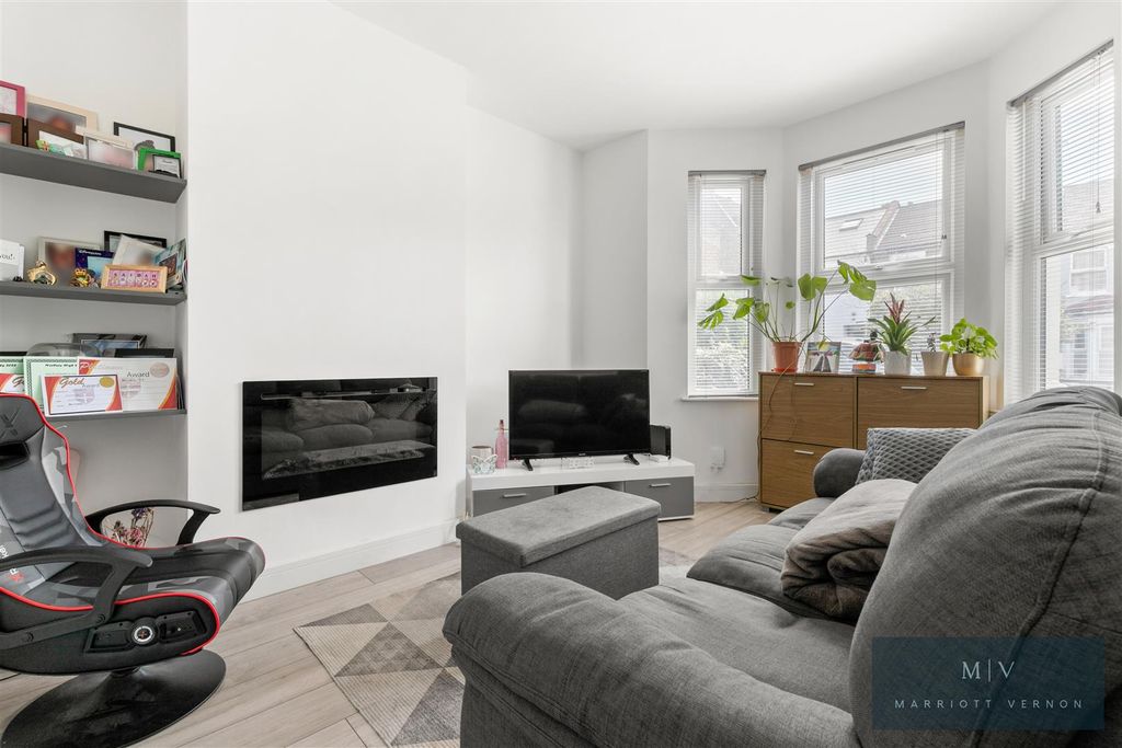Property photo 2 of 16 Greenside Road 6 F1 MV-1.Jpg