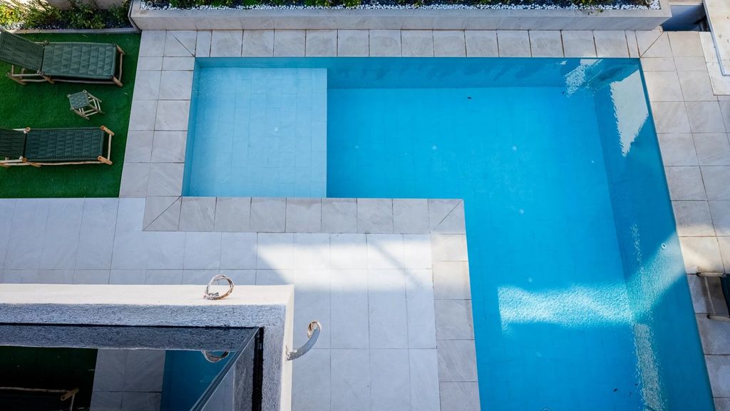 Property photo 3 of 49