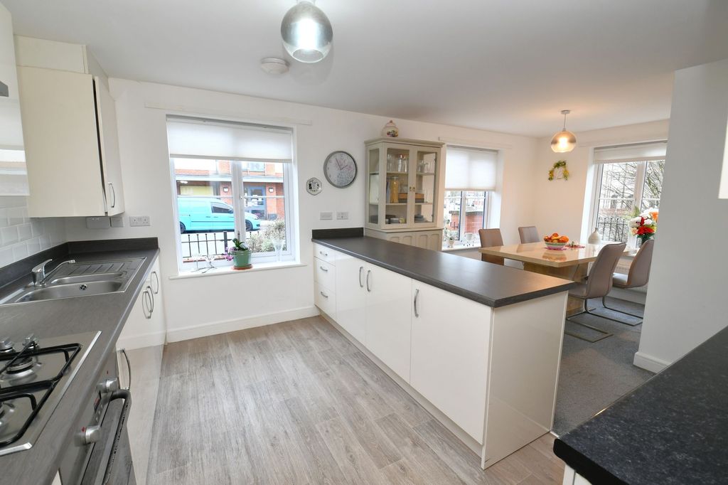 Property photo 2 of 30